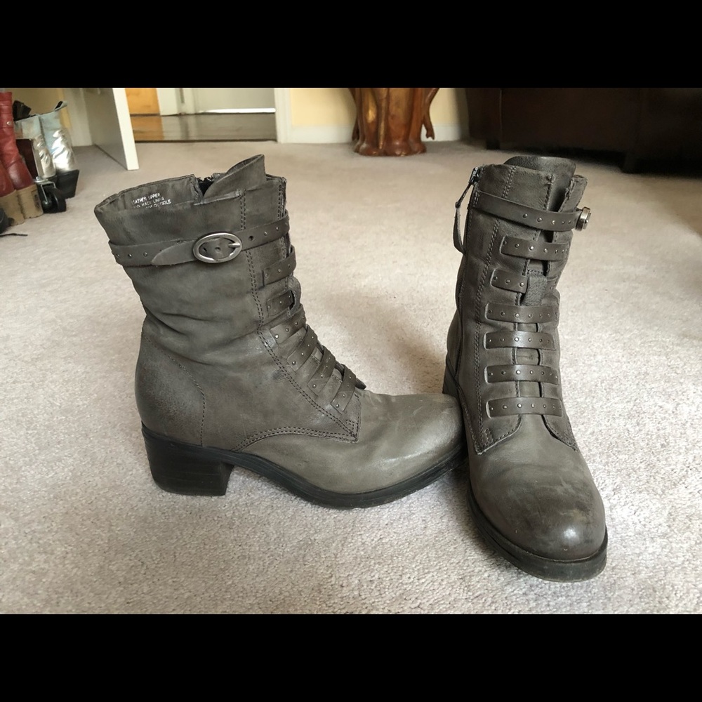 Super comfortable casual boots.